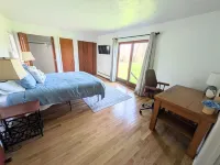 Superb 3-bedroom, 2 bath house on lake erie. 2 min drive to Barcelona Harbor!