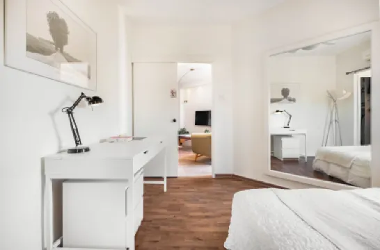 Ramat Hasharon Duplex Rooftop Oasis with Shelter のホテル
