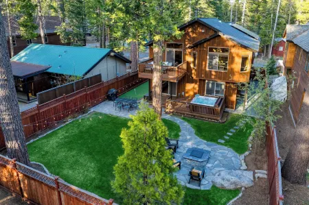 Washoe Chalet by Avantstay Game Room, Hot Tub, Putting Green & Fire Pit Отели в г. Tahoma