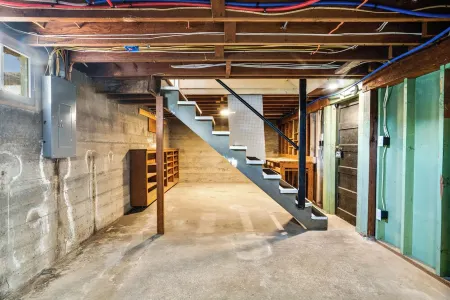 Charming Renovated Cottage - Walk to UPS & Proctor