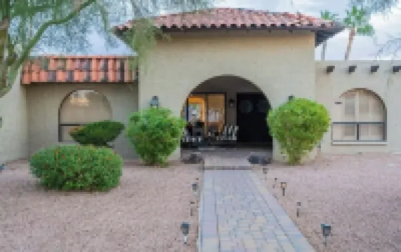 6 Bd Desert Oasis w/ Pool, Slide, Pickleball+More! Hoteles en 