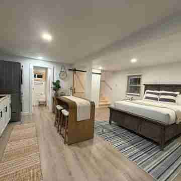 NEW!! Charming STUDIO with AC, WiFi & Fire Pit less than 3 MINUTES to Acadia. Rooms