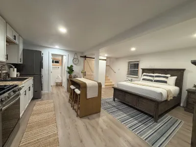 NEW!! Charming STUDIO with AC, WiFi & Fire Pit less than 3 MINUTES to Acadia.