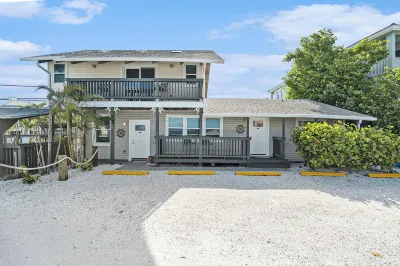 Sunset Beach_Cozy boutique cottage with all the must have beach amenities