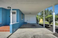 Vibrant DeLand House Near Stetson University! - parking