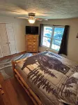 Charming 4 Bedroom 2 Bath Cabin Wifi , AC in Tranquil Berkeley Springs
