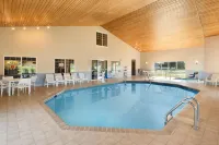 Country Inn & Suites by Radisson, Chippewa Falls, WI - Pools
