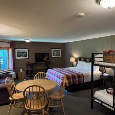 Northern Lights Lodge Hotels near Bingham Falls