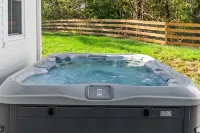 The Mill House - Peaceful farmhouse retreat with hot tub, fire pit, & fast Wi-Fi