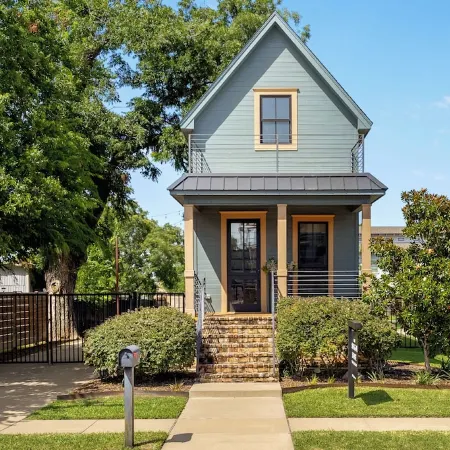 The Shotgun House from Fixer Upper; <2 Min Walk to Silos-Downtown; 900+ 5-Stars