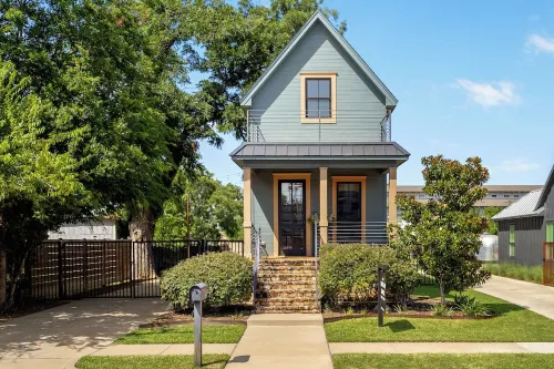 The Shotgun House from Fixer Upper; <2 Min Walk to Silos-Downtown; 900+ 5-Stars