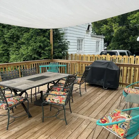 Charming 2-bedroom house with AC and WiFi in lovely Hamilton Отели в г. Гамильтон