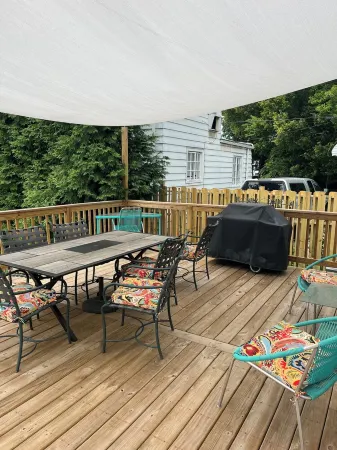 Charming 2-bedroom house with AC and WiFi in lovely Hamilton Отели в г. Гамильтон