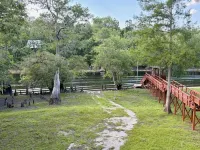 Cozy Log Cabin Retreat on the Santa Fe River – Nature, Kayaking & Relaxation!