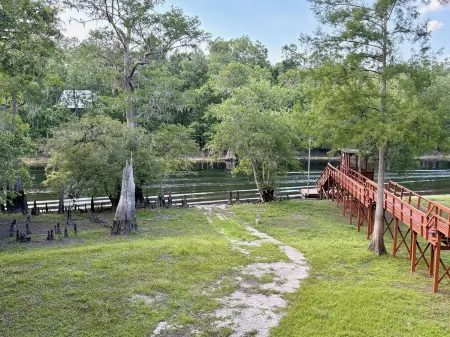 Cozy Log Cabin Retreat on the Santa Fe River – Nature, Kayaking & Relaxation!