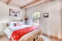 Relax at Rustic Tahoe Charm Minutes to Lake - Wifi