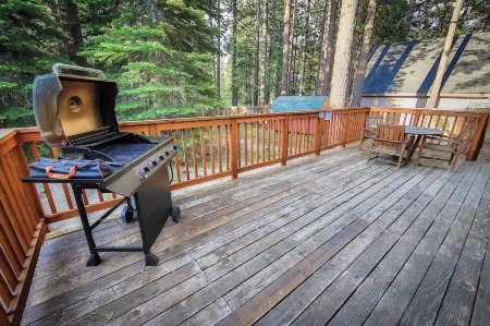 Whispering Pines Cabin - Family and Pet Friendly Abode