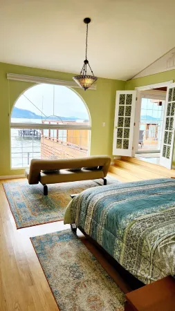 Lakefront Home with Amazing Views, Private Dock, Kayaks, Gameroom