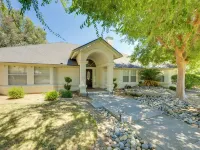Billiards & Private Pool: Bright Clovis Home! クローヴィスのホテル