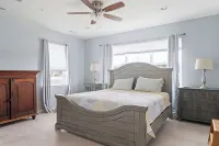 Grande Getaway Walking Distance to the Beach فنادق في 