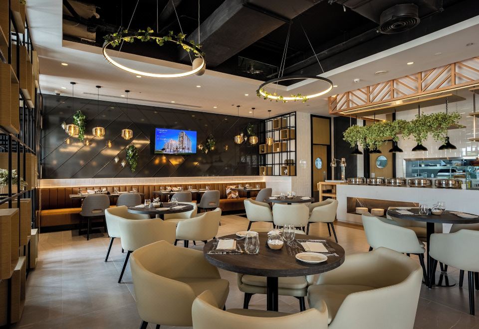 [다막 힐스 2 호텔의 현대적인 수영장 전경]