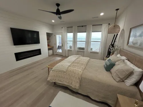 Beautiful Lakefront House with Amazing Views Hotels in Tool