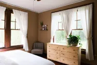 Spacious Kitchen and Cozy Retreat - Charming Family Haven