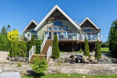 Amazing waterfront luxury home in millionaire area only minutes from town