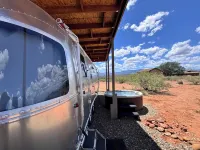 Glamping Airstream, Pool, Hot Tub, BBQ, Mountain Views, Easy access to Sedona!