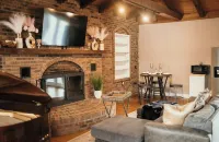 Couples Getaway - Guesthouse/ In-Law Suite with Jacuzzi/Sauna/Pool
