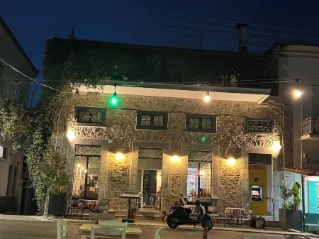 House Pelops petalidi