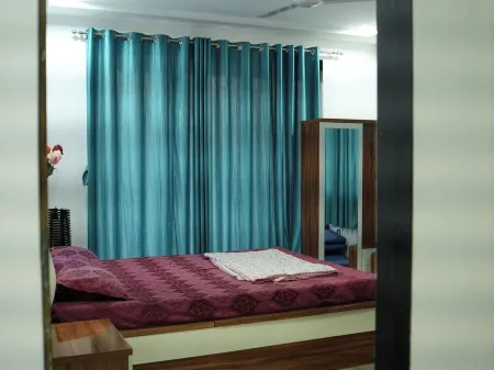 Spacious 5-bedroom villa with WiFi, AC in lovely Dhokshet Отели в г. Дхокшет