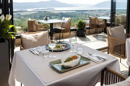 Royal Blue Resort & Residences Отели в г. Kavac