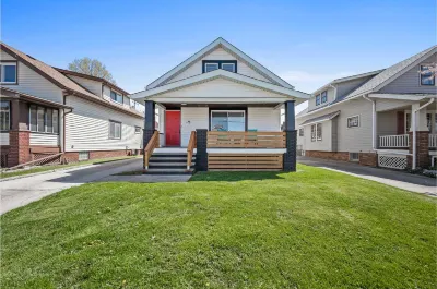 Modern Kitchen and Office Workspace - Stunning Spacious Retreat The Jewel House附近的飯店