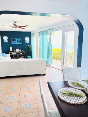 2Bed-2Bath Magnificent Ocean View Condo in Ocho Rios with Private Beach Assess. Hotel a 