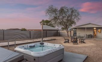 Skull Rock Cottage - Walk To Town & Hot Tub, Star Gazing 1 Bedroom Home