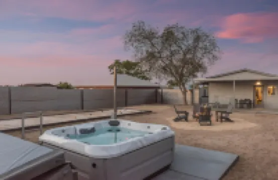 Skull Rock Cottage - Walk To Town & Hot Tub, Star Gazing 1 Bedroom Home