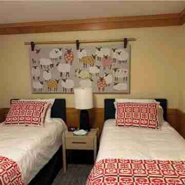 Newly renovated Trapp Family Lodge 2-bedroom Guest House-available Dec 6th-13th Rooms
