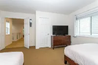 Luxury Pet-Friendly 4 BR with Hot Tub & Game Room