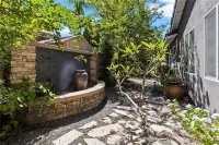 5star Home in Dos Lagos area-~Ideal to accommodate large groups, vacation home! Hotel in zona Corona Public Library