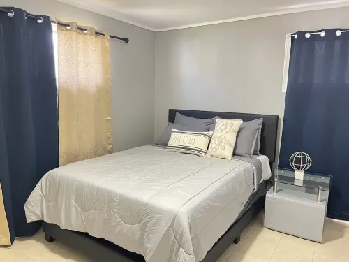 Entire Cozy Home + Free Parking + Fast Wi-Fi & Located in Central Area Hotels in Rich Township