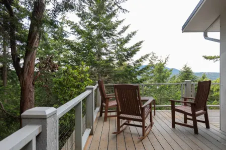 Water Views and Open Floor Plan - Charming Retreat