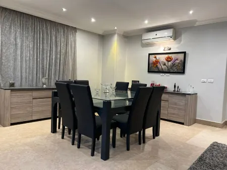 Charming 3-bedroom villa with AC, WiFi in tranquil Giza Governorate Отели в г. Город Шейхов