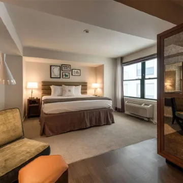 Claridge House Hotels near Second City