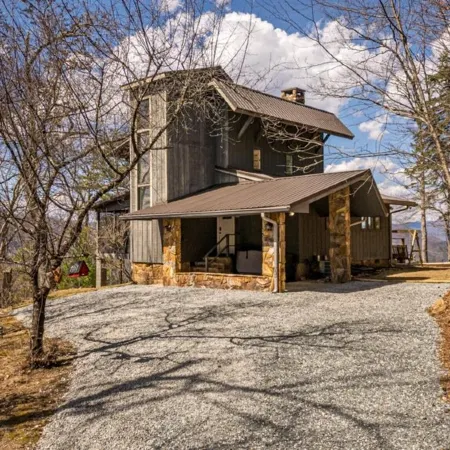SMOKY MOUNTAIN MAGIC-SPECTACULAR VIEWS! 3 Bdrm, sleeps 8, Hot Tub, Close to NOC