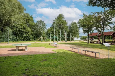 5 min to the lake, quiet, family-friendly, terrace, garden, Netflix, freeparking