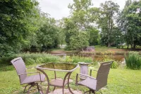 Cozy Cottage on the North East River in Town!