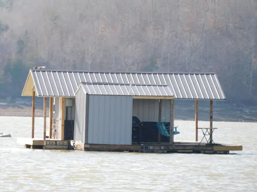 Cozy floating home with  WiFi, AC in peaceful New Tazewell on Norris Lake