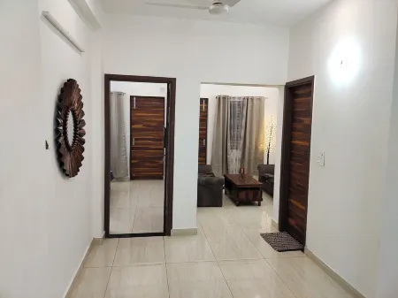 Emeralds – Modern, Spacious 2 BHK Flat with AC & WiFi ~ Near Lake & Golf Course