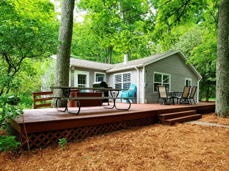 3Br Cottage on SE Lake Leelanau with Private Beach, Marina and Playground!